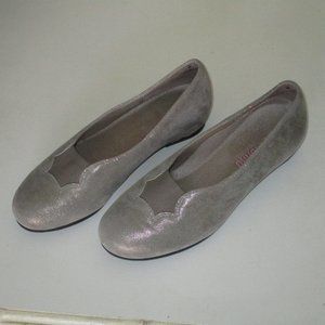 Munro American Womens Taupe Shimmer Ballet Flat - Size 6W